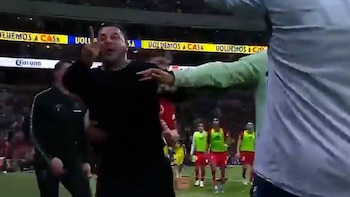 Las señas obscenas del Turco Mohamed al técnico rival tras la derrota de su equipo en la Liga de México