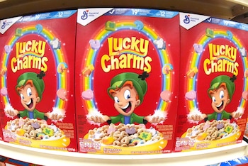 General Mills eliminó los colorantes artificiales de todos sus cereales vendidos en Estados Unidos, incluidas marcas como Lucky Charms y Trix. (AP foto/Gene J. Puskar)