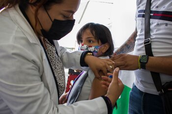 Una niña pone atención a