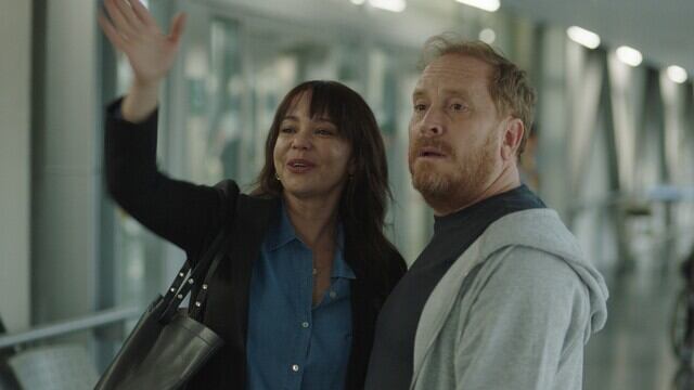 Natasha Klauss interpreta en