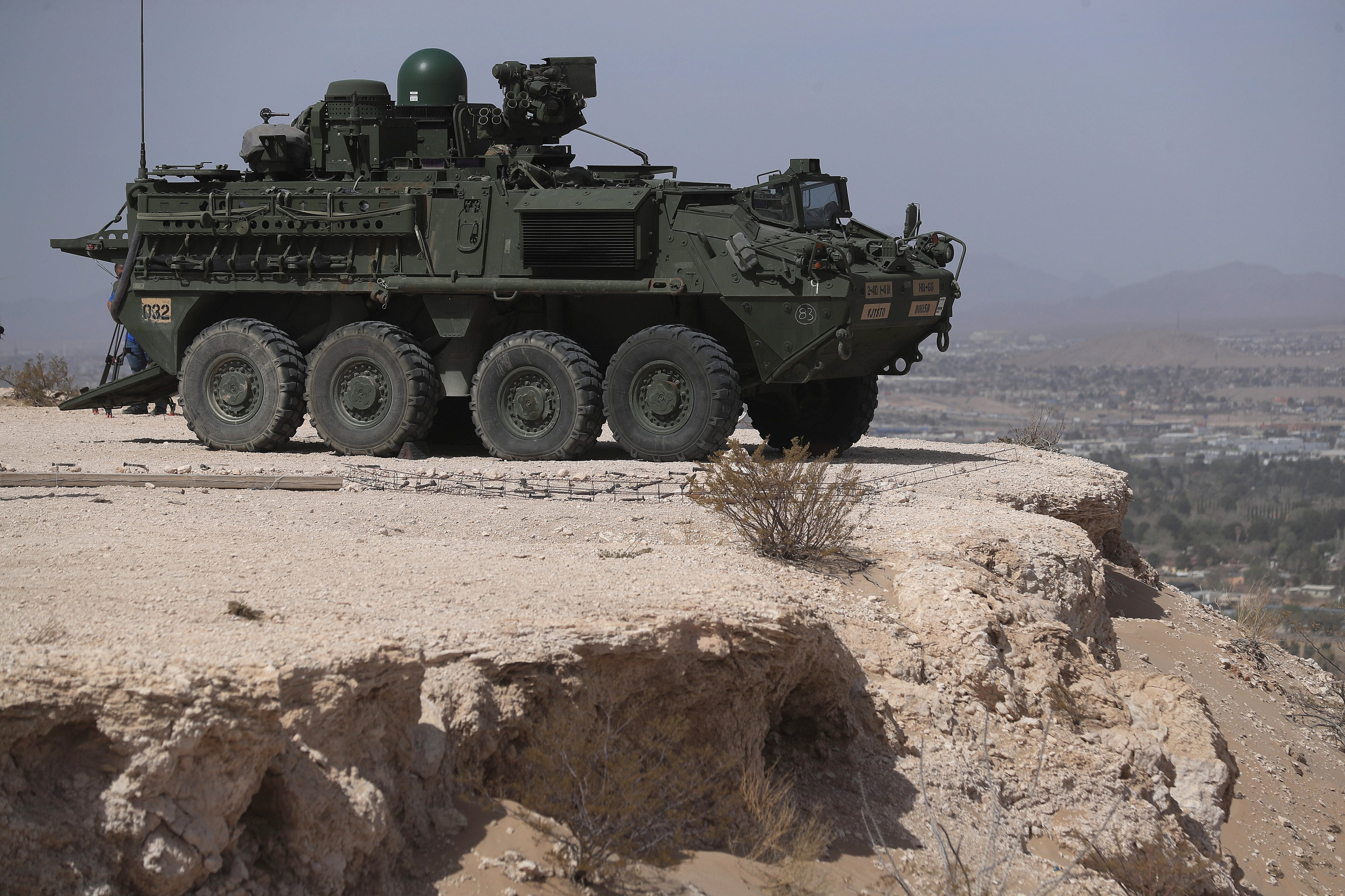 Un vehículo blindado Stryker del Ejército de Estados Unidos, en la frontera con Ciudad Juárez (Chihuahua, México)