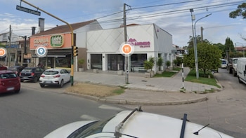 Delincuentes destrozaron la vidriera de una heladería en Mar del Plata y es el segundo robo que sufre el local en una semana