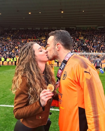 El beso de ambos con