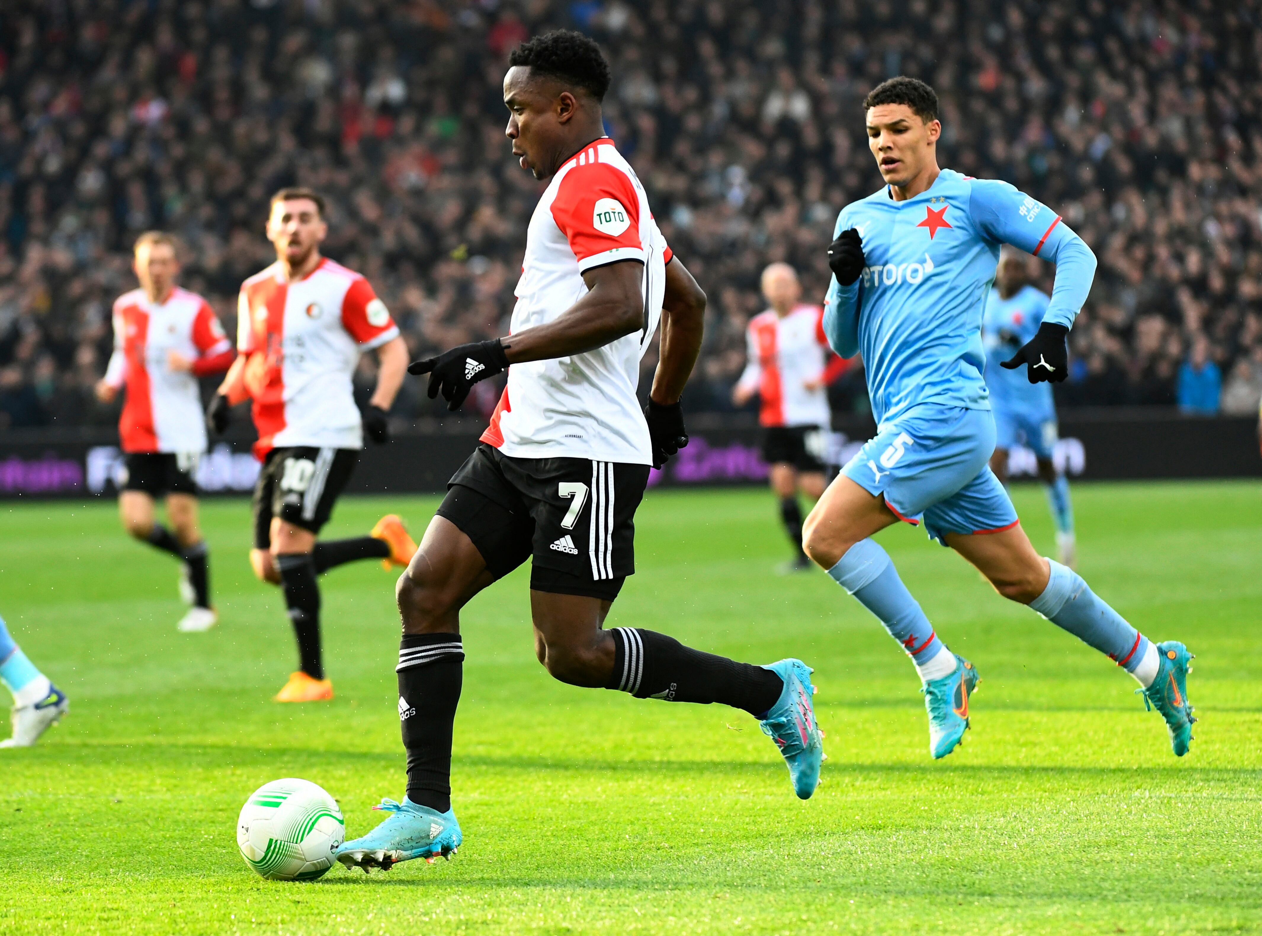 Sinisterra fue una de las figuras del Feyenoord durante la temporada 2021/22 en la Conference League - crédito Piroschka Van De Wouw/REUTERS