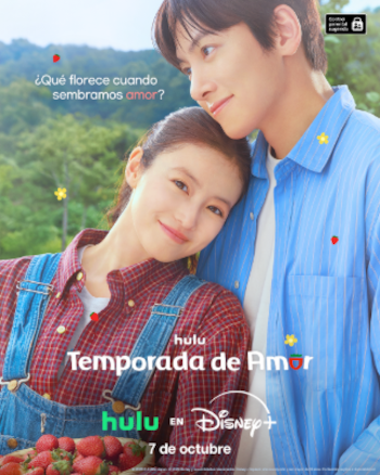 Un hombre y una mujer sonrientes juntos al aire libre con un cesto de fresas en primer plano y varios textos promocionales