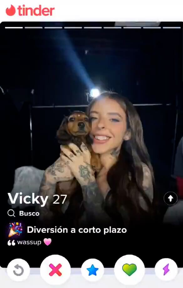 La estética casual del perfil de Young Miko en Tinder encanta a sus seguidores