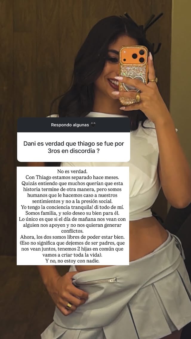 Daniela Celis sonríe mientras responde a preguntas en redes sociales sobre su separación de Thiago, aclarando que están distanciados pero enfocados en el bienestar de sus hijas.
