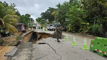 Las lluvias provocaron un hundimiento en la carretera entre Sayaxché y Cobán a la altura de la aldea El Paraíso.