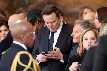 Según Elon Musk, el teléfono tradicional dejará de depender de aplicaciones, menús, íconos y sistemas operativos convencionales. (REUTERS/Kevin Lamarque/Pool)