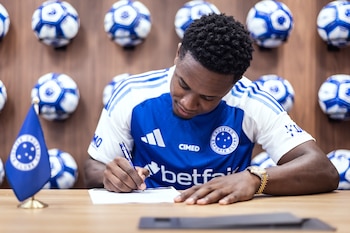 El jugador colombiano fue presentando en su nuevo equipo - crédito @Cruzeiro / X