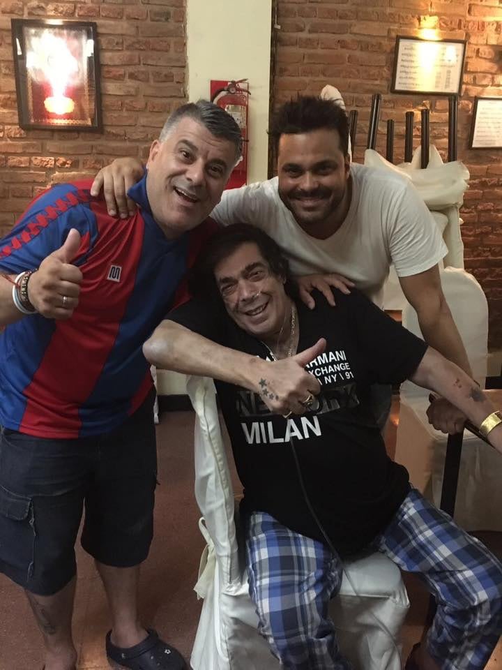Matías Santoianni posa sonriente junto a dos destacadas figuras del espectáculo, Pichu Straneo y Cacho Castaña, compartiendo un momento de camaradería y alegría en un encuentro especial.