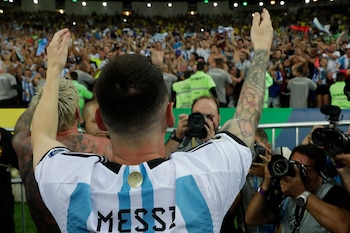 La posible despedida mundialista de Messi impulsa el entusiasmo y también podría motorizar viajes al exterior con impacto en la salida de divisas. (EFE)