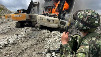 Con explosivos fueron recibidos militares