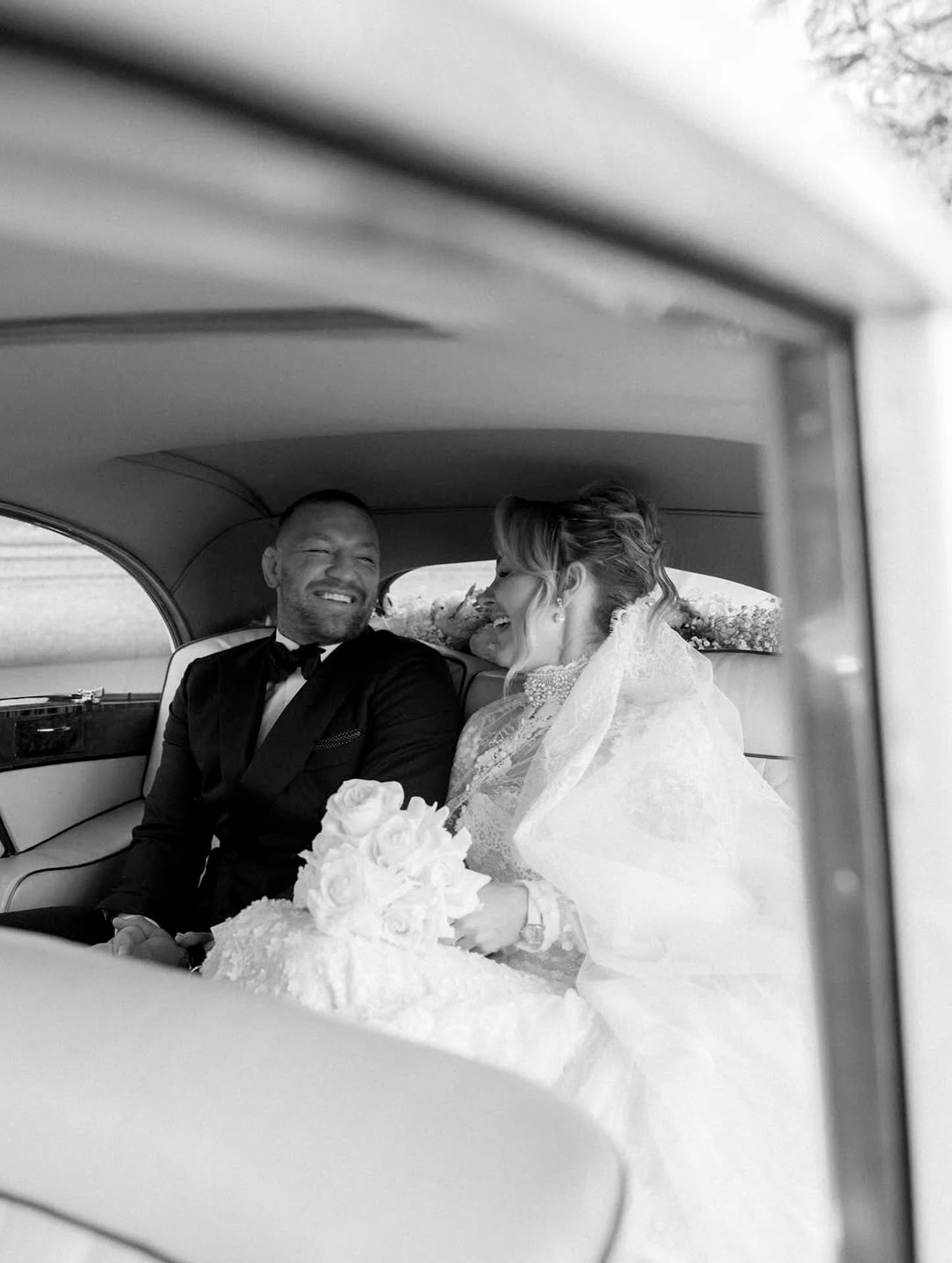 La pareja recorrió las calles romanas en un automovil clásico (X)