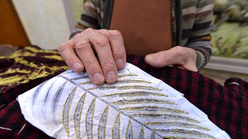 Los hilos de oro resaltan