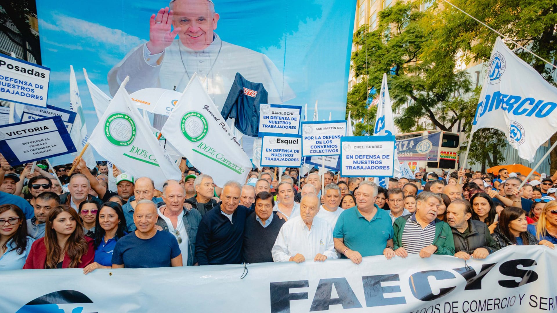 Armando Cavalieri y Carlos Pérez, líderes del Sindicato de Comercio Capital, encabezaron la columna hacia la Plaza de Mayo