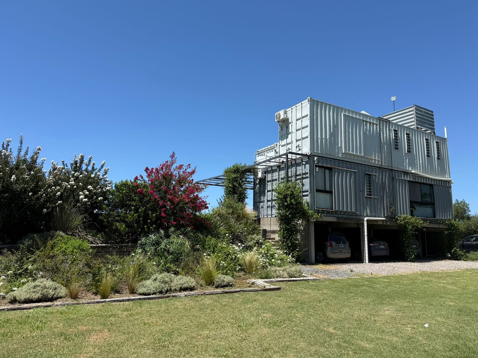 La casa de Cayastá puede albergar hasta 24 personas. Además, tiene cochera cubierta para 4 autos