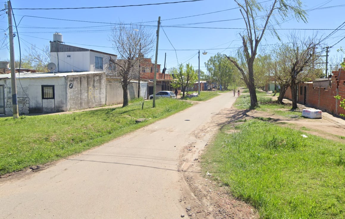 La víctima fue secuestrada en la intersección de avenida 27 de Febrero y José M Rosa, trasladada en un Peugeot 208 y abandonada en Julio Vanzo al 8000 tras recibir 13 disparos