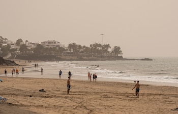 Turistas en Playa Grande, en la localidad turística de Puerto del Carmen en Lanzarote, a 31 de marzo de 2026. (EFE/Adriel Perdomo)
