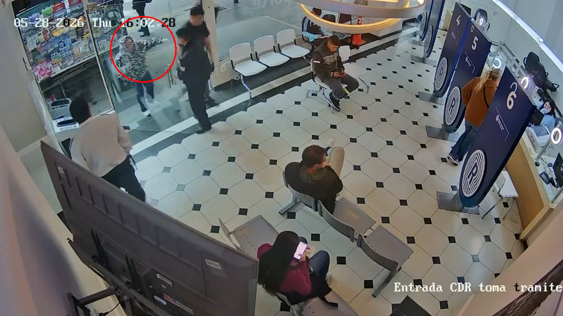 El momento en que la gitana estafadora ingresó al establecimiento para tramitar la renovación de su DNI.