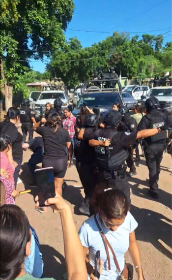 Vecinos de La Laguna Colorada forman una valla humana para impedir el traslado de la mujer detenida. Crédito: Captura de pantalla