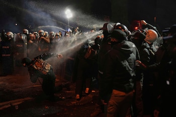 Policía antimotines utiliza aerosol lacrimógeno