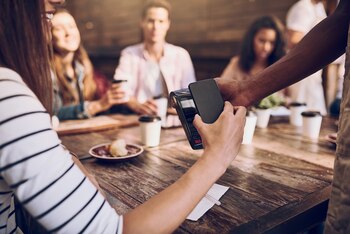 Persona pagando en un restaurante.