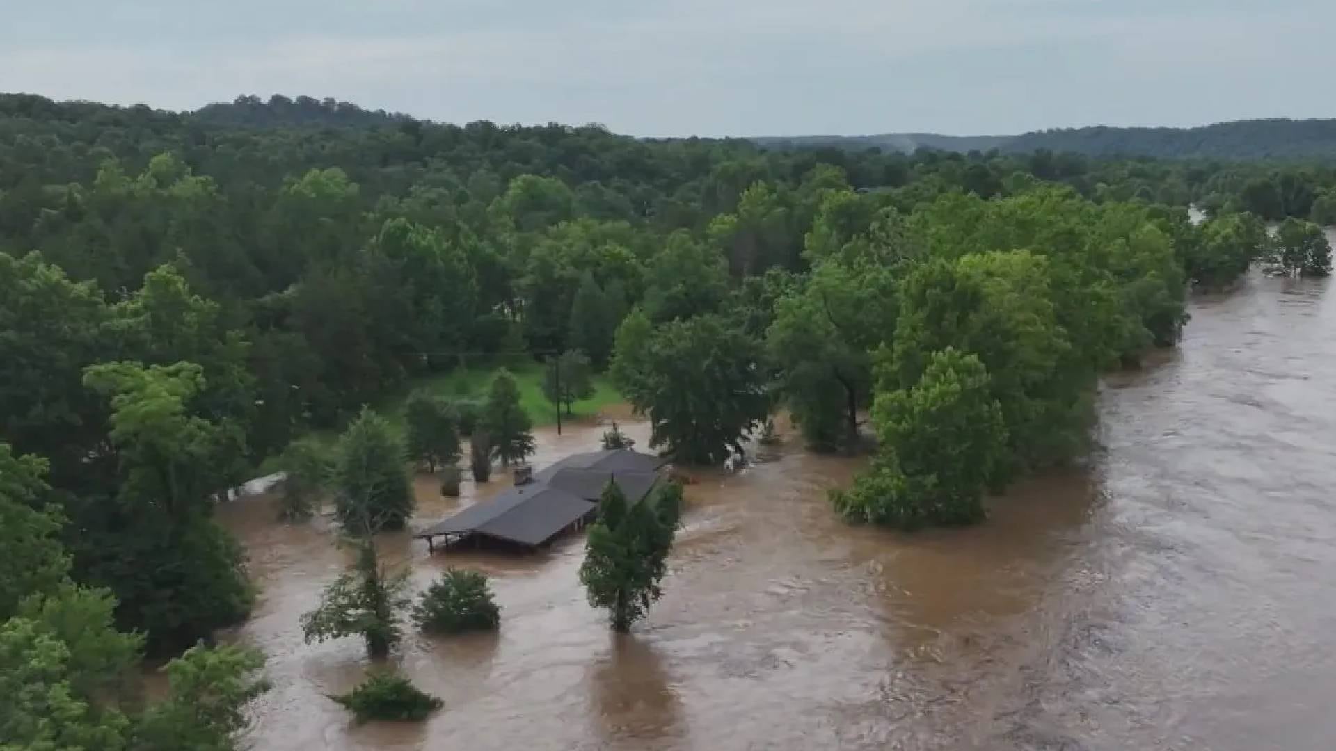 El condado de Reynolds registró más de 90 rescates acuáticos y el gobernador Mike Kehoe informó que cientos de personas fueron sacadas de aguas, techos y vehículos varados (FOX 2)