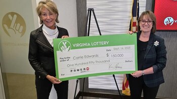 Edwards sostiene el cheque representativo