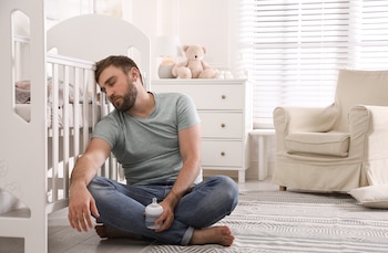 Un padre cansado junto a