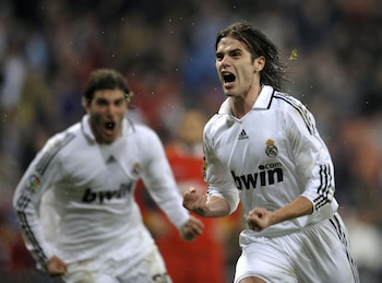 Fernando Gago festeja junto a Gonzalo Higuain su gol ante el Sevilla en el Santiago Bernabéu. Foto: AFP PHOTO/PHILIPPE DESMAZES