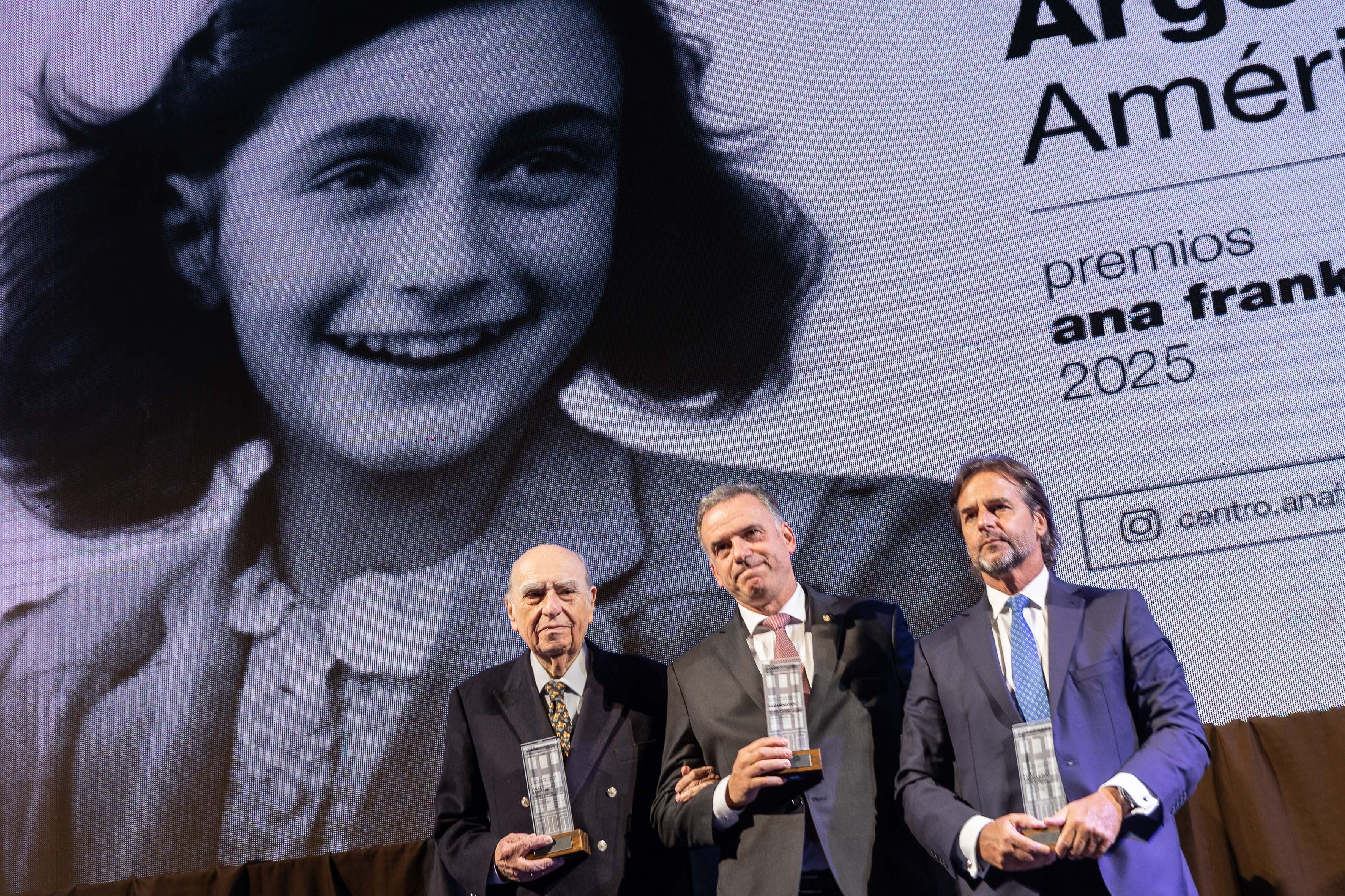 Yamandú Orsi, Luis Lacalle Pou y Julio María Sanguinetti (Camilo dos Santos/ Presidencia Uruguay)