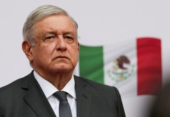 Imagen de archivo. El presidente de México, Andrés Manuel López Obrador, escucha el himno nacional cuando llega para dirigirse a la nación en su segundo aniversario como presidente de México, en el Palacio Nacional en la Ciudad de México, México. 1 de diciembre de 2020. REUTERS / Henry Romero