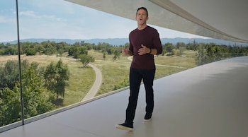 Durante su intervención, el líder de Apple defendió el diseño del iPhone Duo con señalamientos directos hacia otros fabricantes. Captura Apple