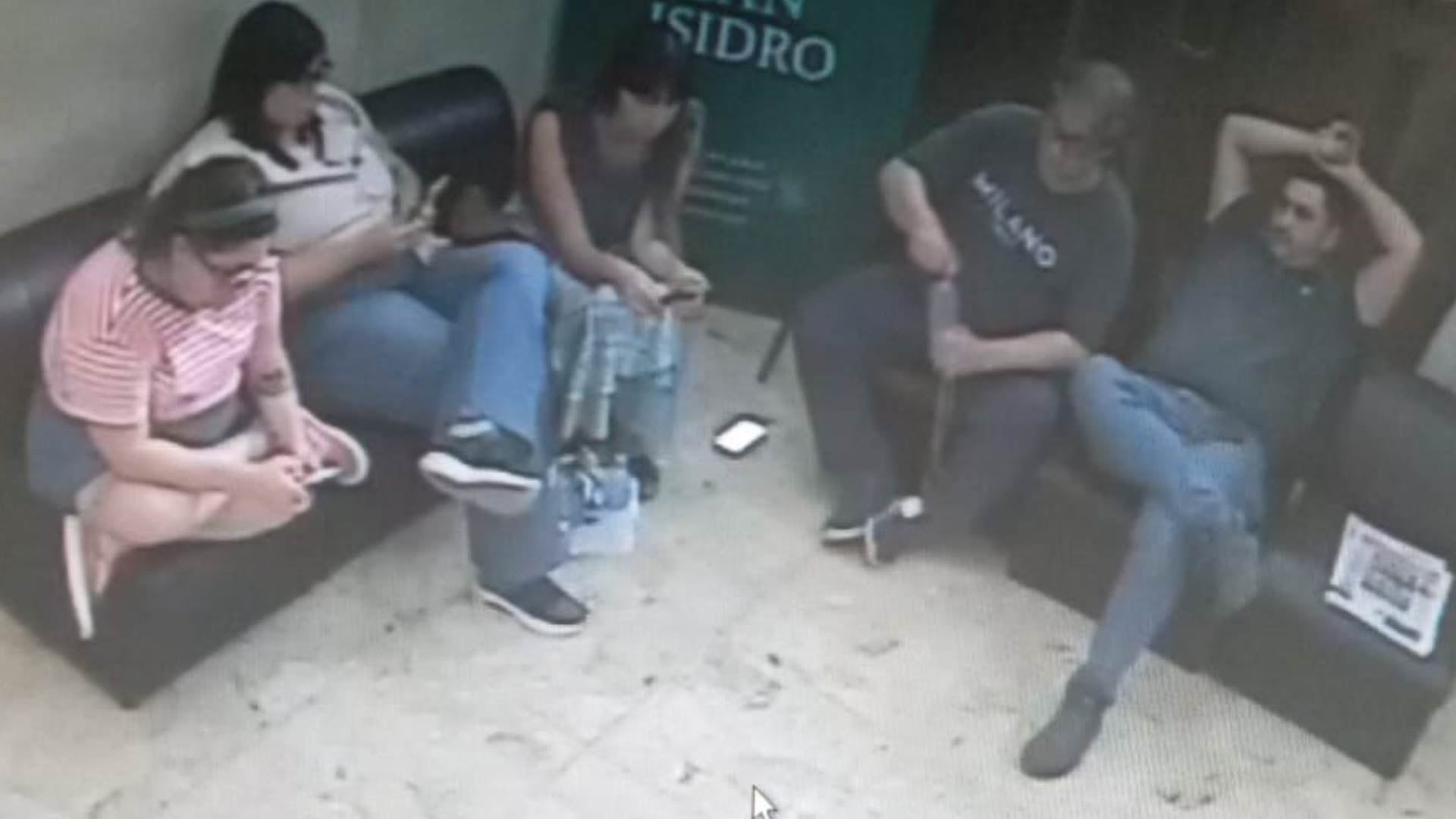 Un funcionario provincial, concejal y militantes peronistas ocuparon por horas el hall de la oficina del intendente de San Isidro porque les recortaron contratos de asesores