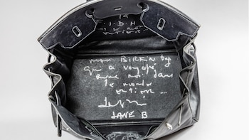 Subastaron un bolso que usó