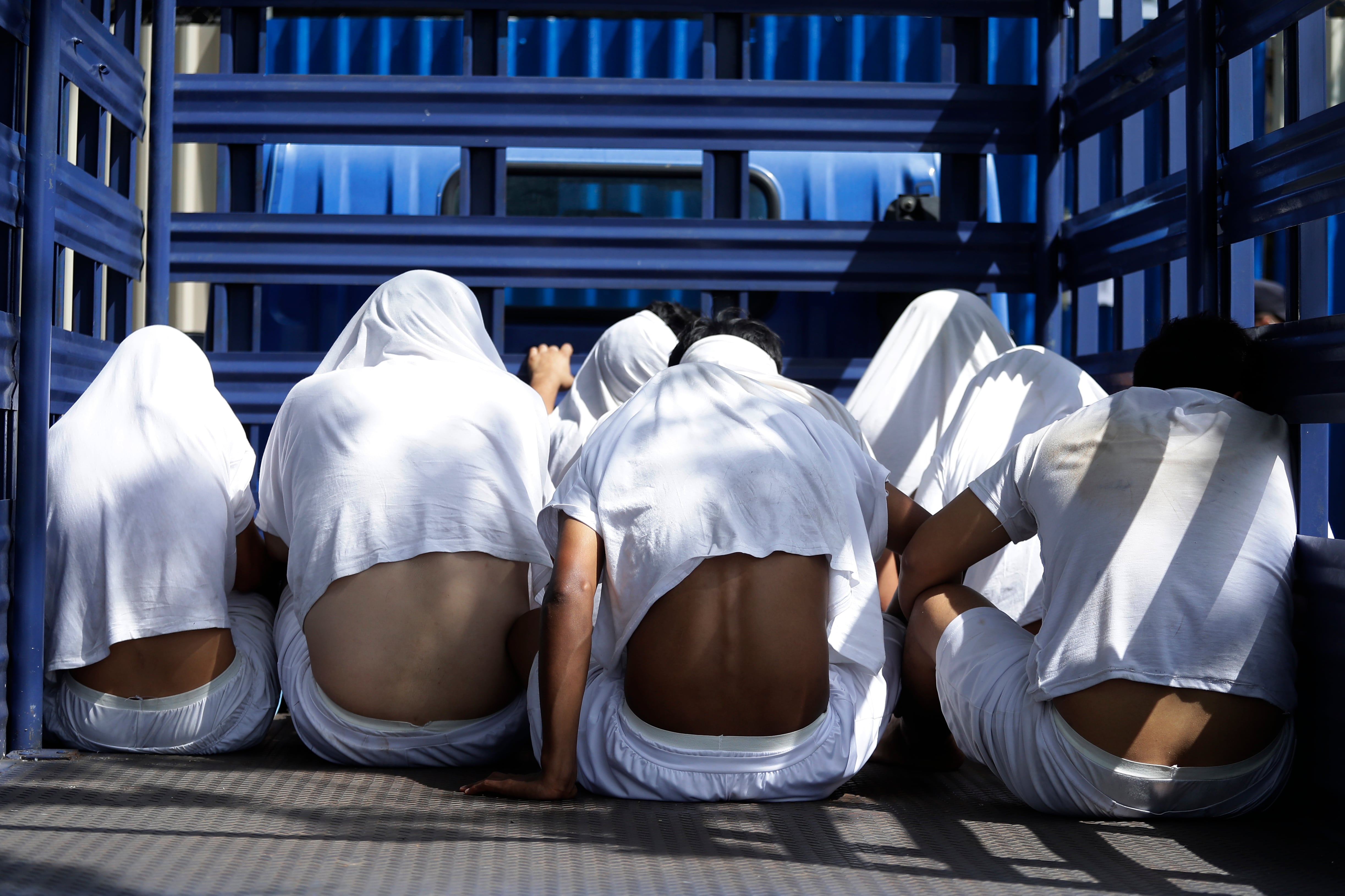 Varios detenidos durante el régimen de excepción son trasladados a una cárcel, en Ilopango (El Salvador), en una fotografía de archivo. EFE/Rodrigo Sura