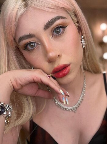 (Instagram: @legnahernandez)