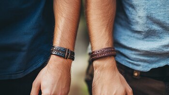 Los brazaletes significan la profunda