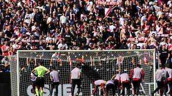 Lo nunca visto en LaLiga: la afición del Rayo Vallecano boicotea el partido contra el Athletic de Bilbao con el lanzamiento de objetos al campo en una protesta contra su presidente