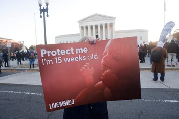 Manifestantes en contra y a