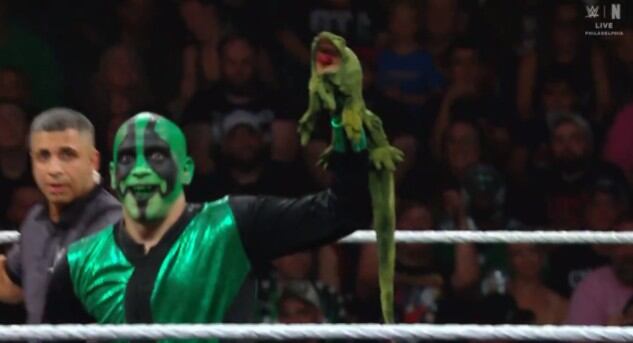 El culichi cumplió su sueño de llegar al ring de Monday Night RAW y dejó una gran impresión con su estilo aéreo y carismático. (Captura de pantalla)