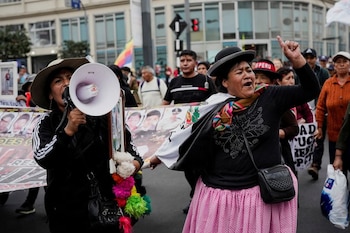 Manifestantes y miembros de sindicatos locales gritan consignas mientras marchan contra la Presidenta de Perú, Dina Boluarte, en Lima, Perú, el 7 de diciembre de 2023. REUTERS/Angela Ponce