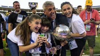 Crespo con sus tres hijas