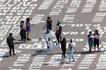 Las mujeres colocan nombres de