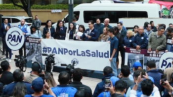 Con gritos de “fuera el PAN” y “traidores”, trabajadores del IMSS corren a Jorge Romero que visitó el mitin en Reforma