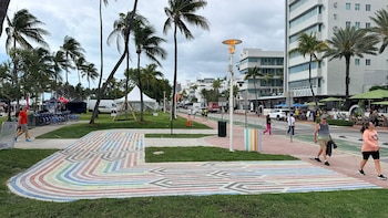 Miami Beach inauguró un paseo del Orgullo con más de 3.600 piezas del histórico cruce arcoíris