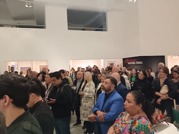 Una multitud diversa de asistentes