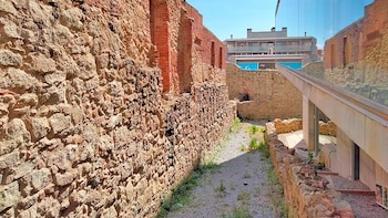 Un ayuntamiento compra una casa por 280.000 euros para proteger y hacer visible una muralla del siglo XVI