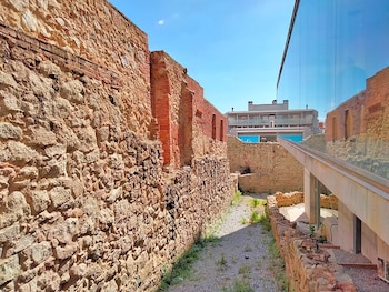 Muralla de época moderna, junto al nuevo edificio de Can Xammar, bajada Espenyes, Mataró (Wikimedia Commons)